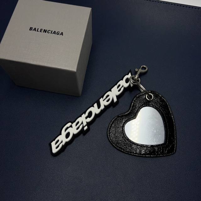 巴黎世家 Balenciaga 24Ss多元素简约爱心镜钥匙扣 包包挂件搭配包包衣服超好看 ！