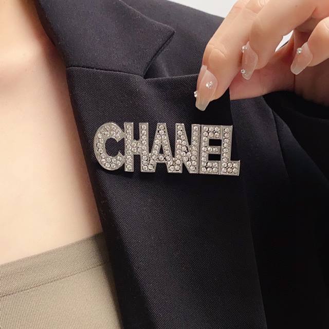 Chanel小香 专柜新款chanel字母满钻香奈儿胸针，是最懂女人的饰物。那些倾注了全部心血去做自己的女人，往往更珍惜胸针的意义。香奈儿女士把胸针别在帽子上，