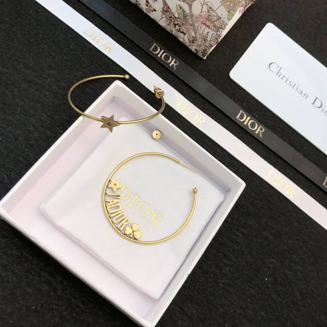 Dior 迪奥 专柜cd 耳钉 Dior 今年流行在色调柔融合手工雕刻的复古金属营造一种神秘的文艺范儿，Get到你也是讨人喜欢的小仙女！04038080