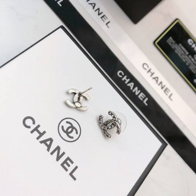 Chanel 香奈儿 经典复古银耳钉 精选专柜一致黄铜材质搭配防过敏不褪色0308070