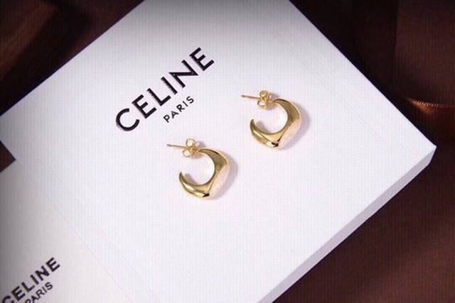 Celine 新款珍珠耳钉 与众不同的设计 个性十足 颠覆你对传统耳环的印象 使其魅力爆灯