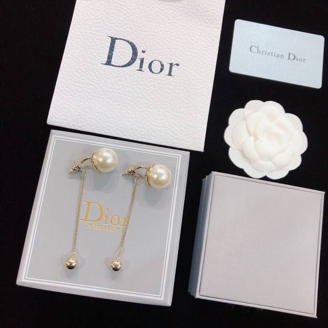 Dior 迪奥 Cd 火爆 珍珠耳钉 原版正品打造 一致正品黄铜专柜同步 原单现货 925纯银耳针超百搭 精致优雅038070