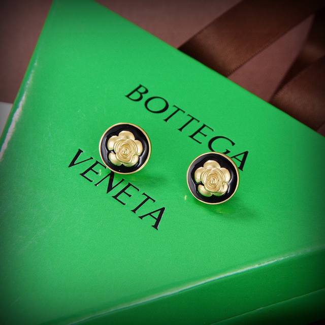 Bottega Venenta 新款bv耳环 与众不同的设计 个性十足 颠覆你对传统耳环的印象 使其魅力爆灯