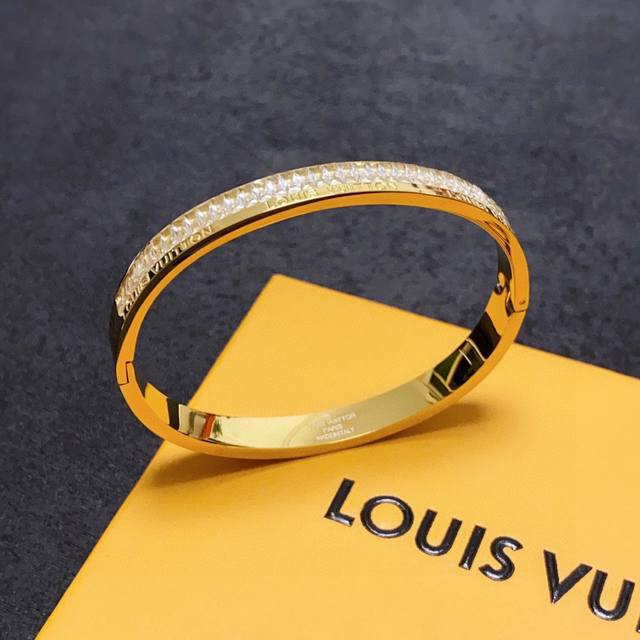 新品 原单货 Lv字母中性款满钻手镯louis Vuitton 路易威登 专柜一致材质 火爆款出货 设计独特 复古前卫。手镯14K精工保色版 从上市以来一直深受