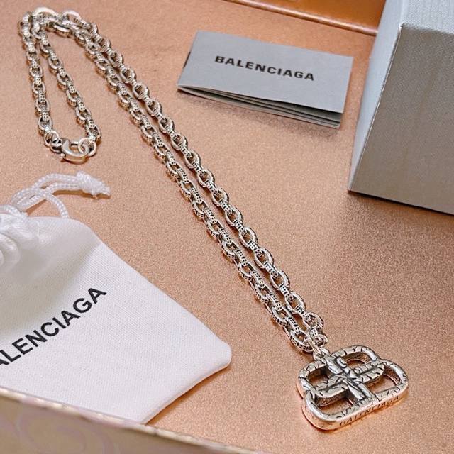 原单货新品 巴黎世家项链 Balenciaga 新款项链专柜一致 细节做工精细 每个细节流程到位 设计工艺精细 火爆款出货 设计独特 复古风格 巴黎世家项链