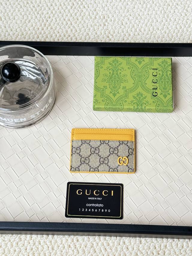 Gucci 卡以充满对比美感的双色调设计令点缀于包身的gg标识风采尽绽面料以黑色gg，内里甄选撞色牛皮制作而成黑色gg Supreme帆布，配深灰色陶瓷效果双g