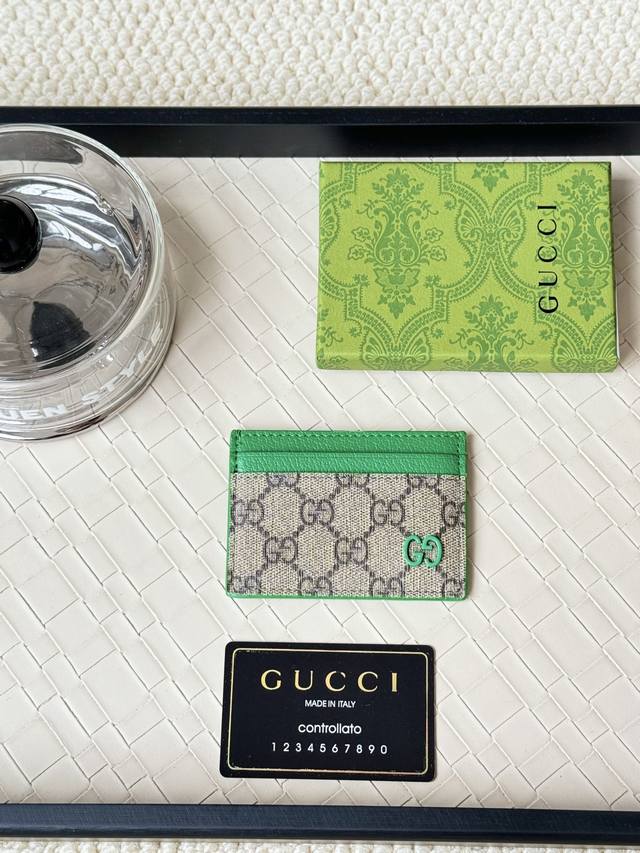 Gucci 卡以充满对比美感的双色调设计令点缀于包身的gg标识风采尽绽面料以黑色gg，内里甄选撞色牛皮制作而成黑色gg Supreme帆布，配深灰色陶瓷效果双g