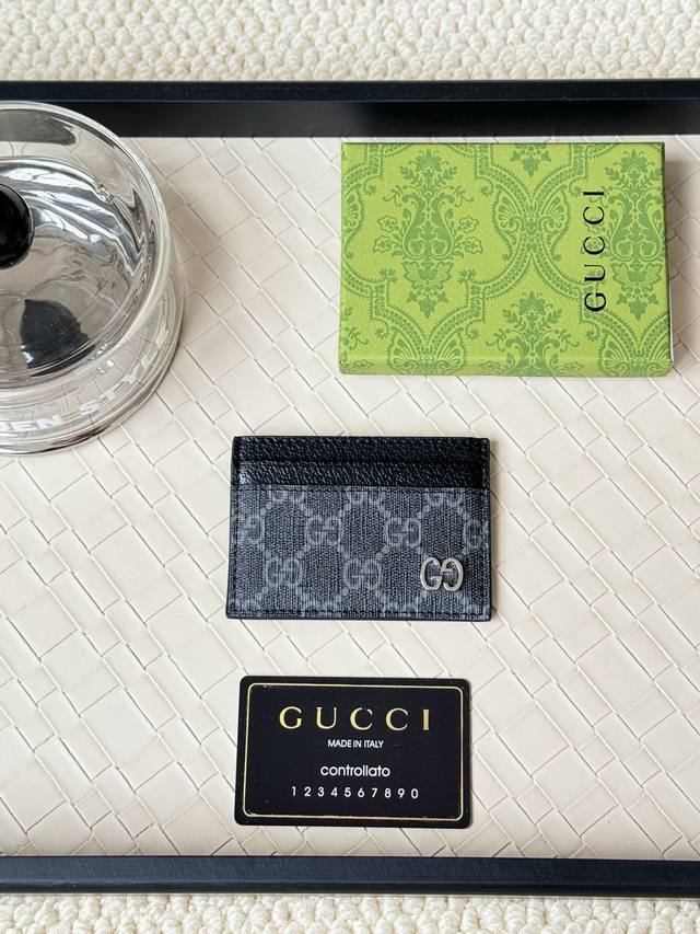 Gucci 卡以充满对比美感的双色调设计令点缀于包身的gg标识风采尽绽面料以黑色gg，内里甄选撞色牛皮制作而成黑色gg Supreme帆布，配深灰色陶瓷效果双g