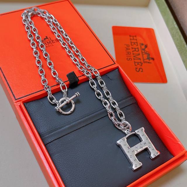 Hermes 爱马仕项链 H圆盘系列首饰 进口定制.高端链条经典搭配 新品 简单时尚专柜一致 火爆款出货 设计独特 前卫 男女必备款！