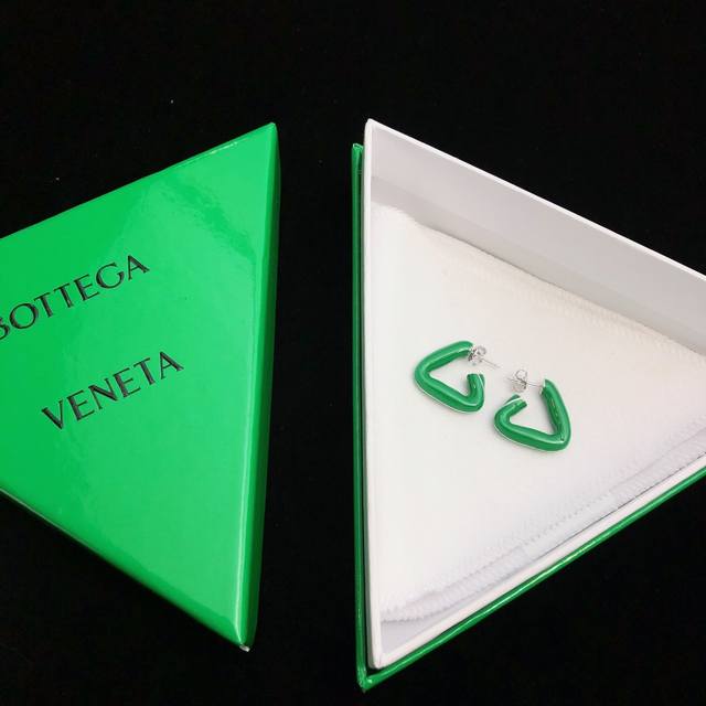 Bottega Veneta Bv葆蝶家 耳钉耳环 整体细节非常令人惊喜，设计感十足，必须为世家的设计点个大大的赞，不仅带出个人自信及品味，款式典雅而时尚，突显