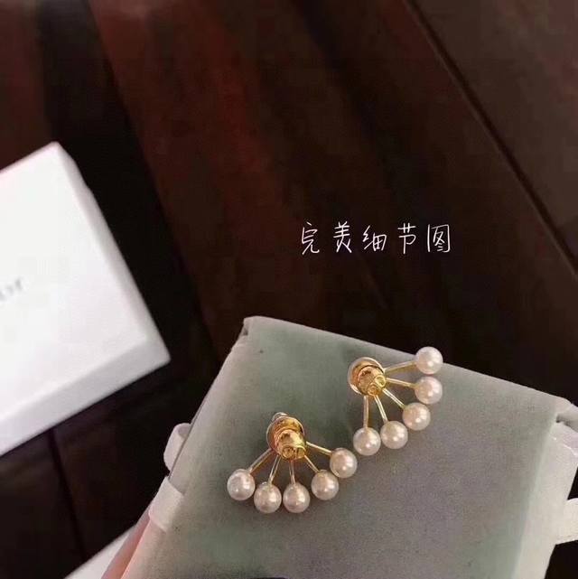 明星 同款，Dior 珍珠 火爆 时尚 百搭 珍珠 耳钉，一款经典著作 款，一致正品施华洛珍珠 专柜黄铜 原单 材质 不过敏不褪色