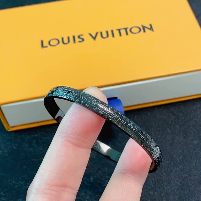 新品 原单货 Lv黑色炭黑字母雕刻手镯louis Vuitton 路易威登 专柜一致材质 火爆款出货 设计独特 复古前卫。手镯14K精工保色版 从上市以来一直深