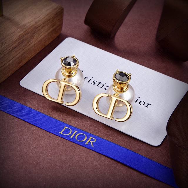 迪奥 新款一线大牌都爱的dior 迪奥 新品字母耳环 金属质感逆袭版字母潮范儿抢风头 完全胜任现代年轻人街拍、度假时尚搭成为夏日最炙手的时髦单品...