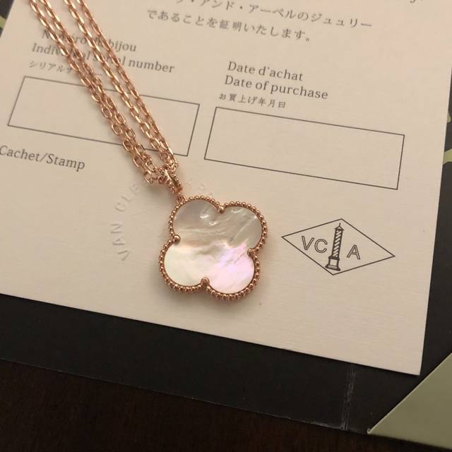 Van Cleef & Arpels 梵克雅宝 25Mm大号四叶草幸运长项链。采用天然宝石镶嵌做吊坠，带自然光泽。咪金电镀，真金质感超级赞，专柜原版菱形扣，天然