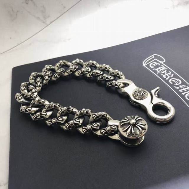 专柜品质 克罗心chrome Hearts 越戴越有味的男士手链 既不会用硕大的logo夺人眼球，也不会有出位的设计来抢尽风头，但是却可以静静的做你的陪衬，让整