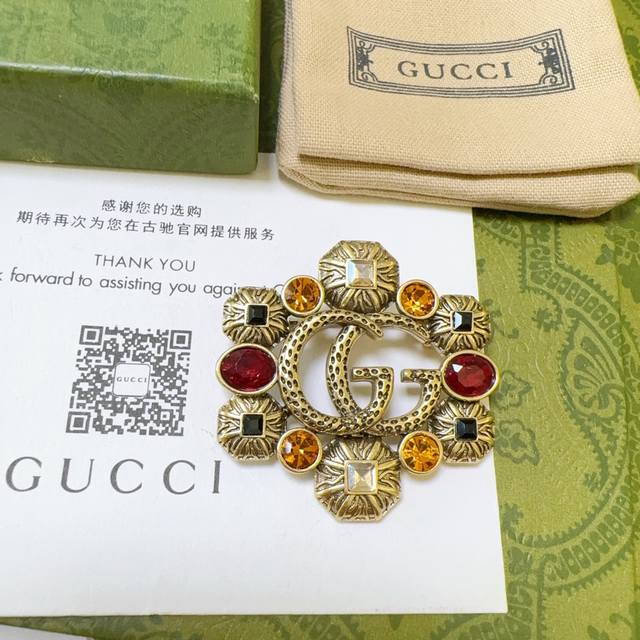 2024最新出炉 Gucci古驰胸针最新款的经典款 精致无论款式 质感 都是绝对的顶尖feel 只要看一眼就懂了 超 Nice 搭配衣服最佳的选择，女神必备神器