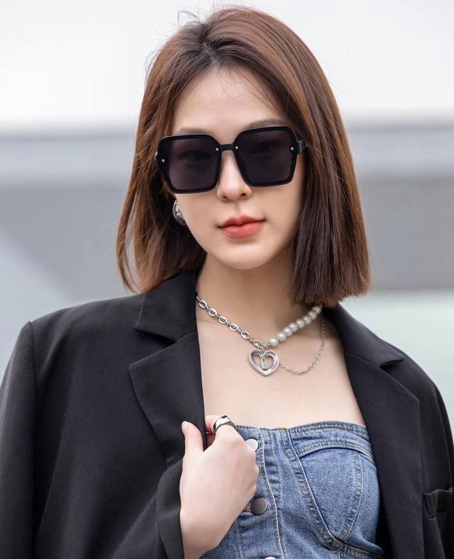 Chanel 香奈儿 2024新款潮流爆款 时尚方框太阳镜 佩戴舒适 网红潮款墨镜 女士高清加厚偏光太阳镜 高品质tr镜框 型号ch1855