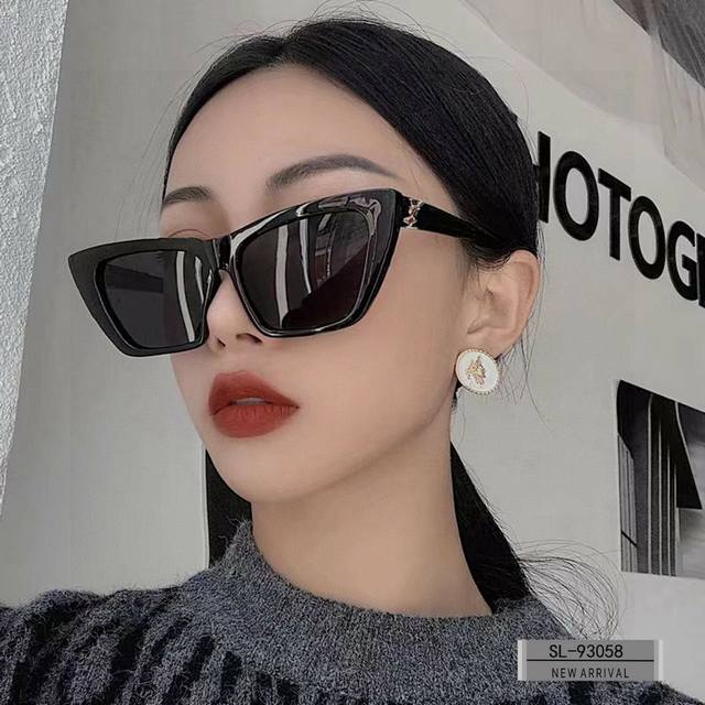 圣罗兰-Ysl . 宝丽来树脂高清镜片 . Tr90镜架-轻便佩戴舒适 . Size：57-16-148， . 新款ysl家太阳镜减轻强光负担，遮挡有害光线防辐