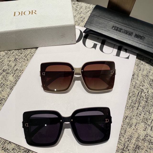 Dior Tr偏光系列 2024新款偏光太阳镜 款式多 。 经典的方框设计，不挑脸型，无论搭配大衣还是连衣裙都非常显气质 偏光镜片预防紫外线配5161