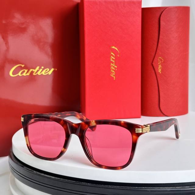 Cartier 新品 Première De 系列最新力作ct 0396S，经典的方框经过细致的打磨，立体而富有层次，金属铸件金光闪闪，顶级的用料与考究的做工，