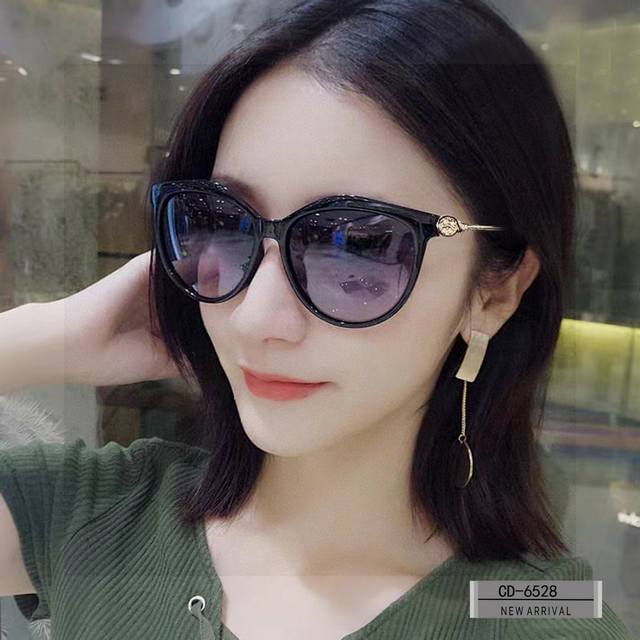 法国迪奥-Dior . 宝丽来树脂高清镜片 . Pc镜架轻便佩戴舒适 . Size 58-17-142， . 款太阳镜减轻强光负担，遮挡有害光线防辐射，出行旅游