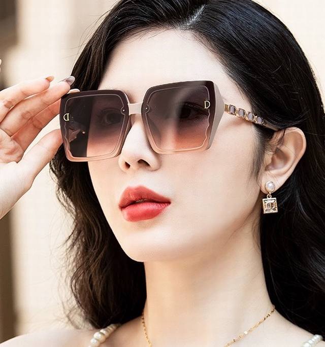 Dior 2024开春新款原版出货 网红超爆款经典奢华全球风[亲亲] 时尚方框太阳镜 气质非凡 经典连体大框款式太阳眼镜[篮球] 顶级品质 奢华logo 正版高