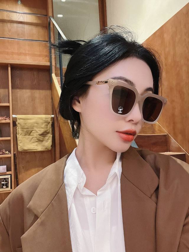 Chanel香奈儿 新品来袭 不会出错的经典方框 质感绝绝子 镜腿拼接设计 无敌遮脸百搭哟