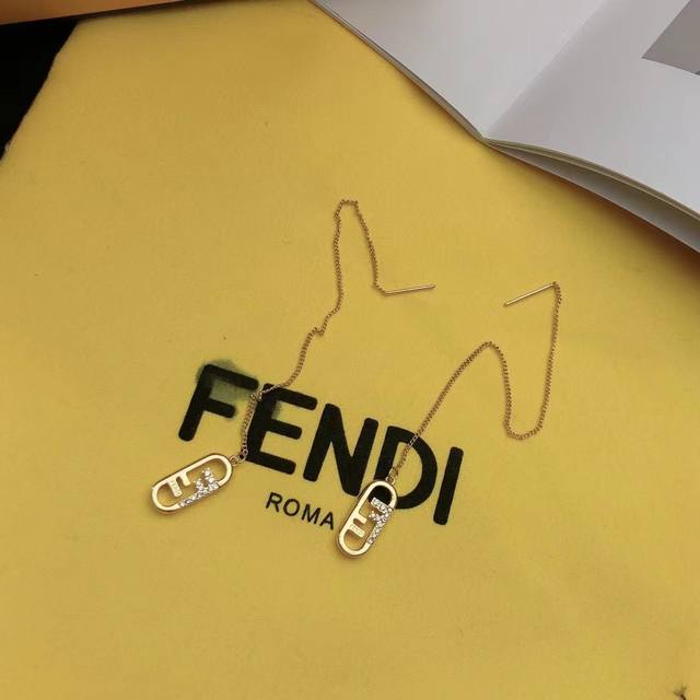 新款 Fendi 芬迪 Logo耳钉 高端定制 爆款新款 简单大方 华丽登场 ，很难见到如此熟悉 素雅的耳钉，精致 非常适合日常搭配，宝宝们，这个绝对值得入