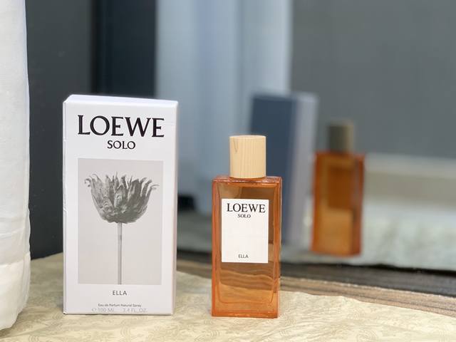 原单品质 Loewe 罗意威独奏宣言 独奏乐章女士香水100毫升。 这是一款花果香调的淡香 不容易撞香，非常有个性的一瓶香水！！ 刚喷的时候有蜜桃和甜橙的水果香