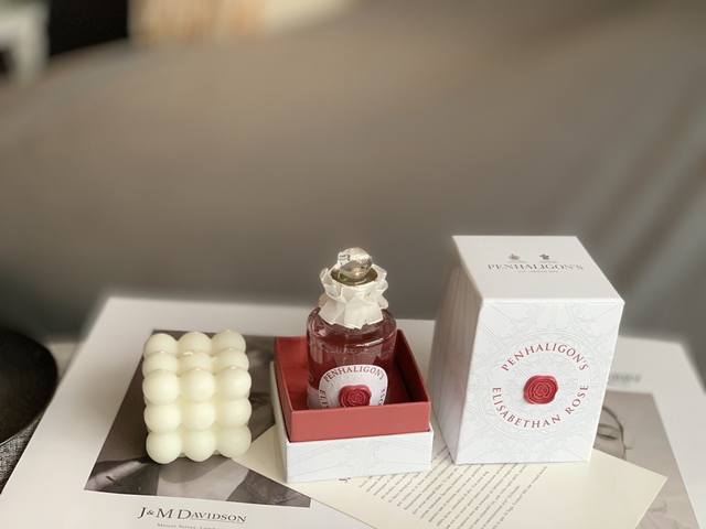 原单品质 Penhaligon`S Elisabethan Rose 潘海利根 伊丽莎白玫瑰 100Ml 前调是榛果杏仁油的香气 中调是清新的玫瑰百合味 后调是