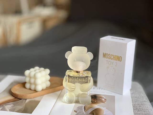 原单品质 Moschino奇诺熊 女士香水，容量100Ml ，白瓶女香小熊头部四肢是超有质感的磨砂，M家泰迪熊把可爱这块掐的死死的~无论男女都会被这份可爱俘获！