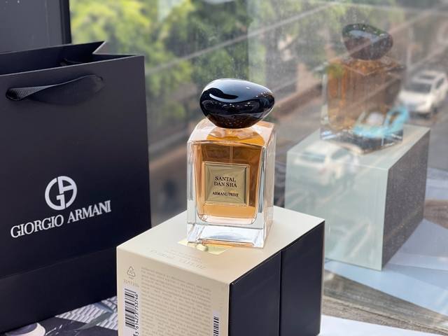 原单品质 Armani阿玛尼高定私藏 颐和清檀 100Ml 纯真无邪,又意气风发。 好似清晨的园林的露珠，清新如水，沁人脾， 慢慢的如快到正午的阳光，逐渐温暖，