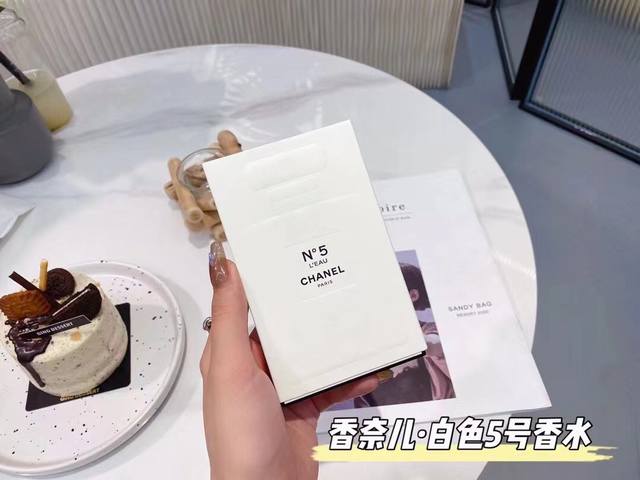 原单品质 Chanel香奈儿n.O5号之水100Ml 一直是清新调香水的忠实拥趸，春夏适合自不必说，即使冬天使用，我觉得这类香调同样也可以带来清冽是美好。 不过