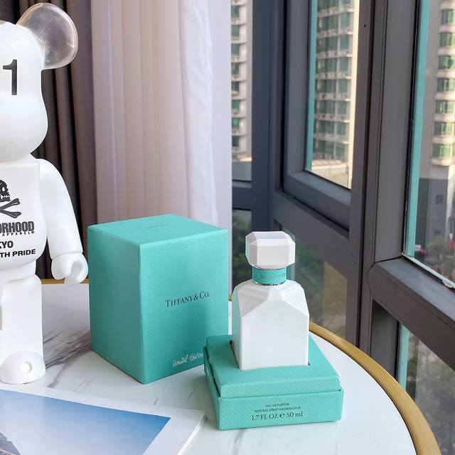 原单品质 Tiffany隆重推出水球限定版女士香氛50Ml！仿佛散发着魔力般的闪耀光芒浪漫的白雪可以带给人们欢乐和喜悦！鸢尾花是tiffany香水的典范成分，活