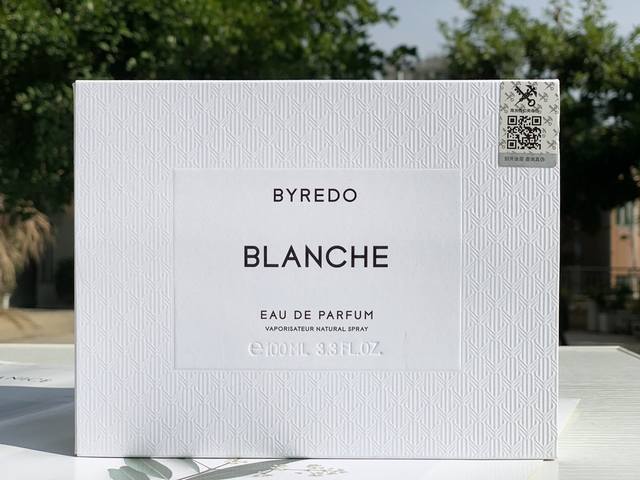 原单品质 Byredo Blanche 白色浪漫 100Ml 这支也是典型的花香，偏小姑娘一点点，又有一点复古的感觉，是该品牌推出的第八款香水，名字取自公司创始