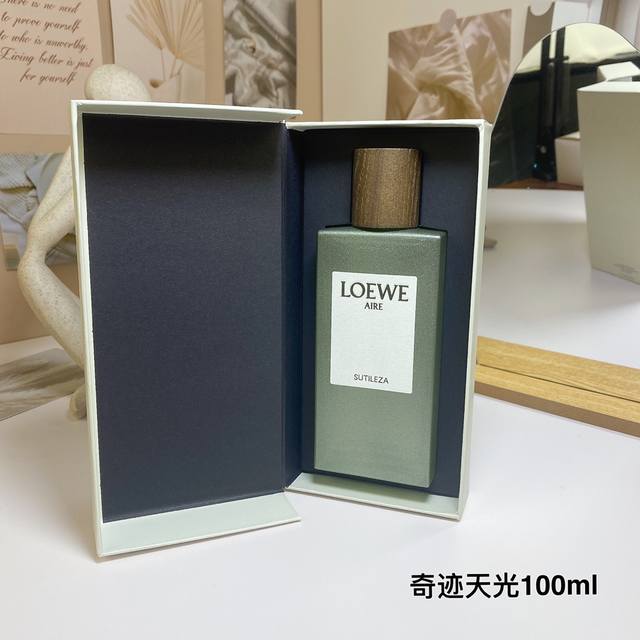 罗意威奇迹天光女款淡香水100Ml Loewe Aire Sutileza 马德里天光系列中花香最迷人、感觉最微妙的诠释。 这款花香清新宜人的香水，以柑橘调为前