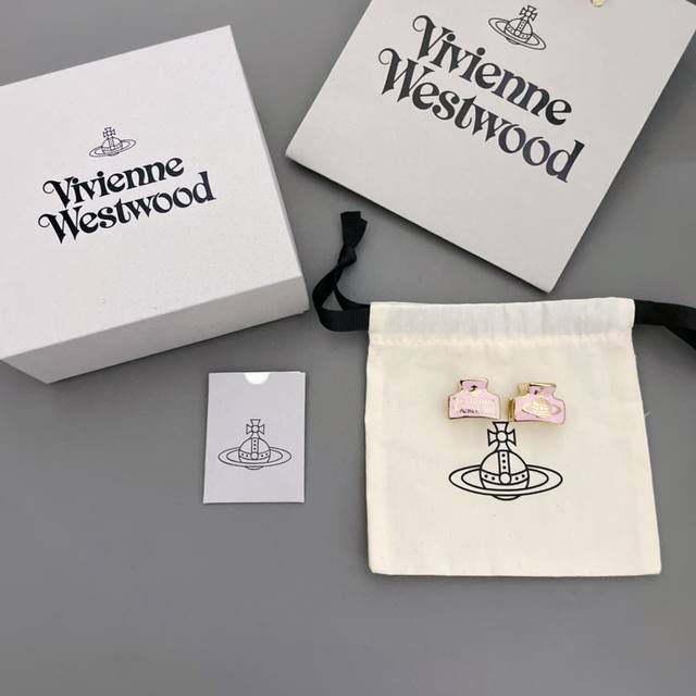 一对 我们出品 新品出货 Vivienne Westwood 宝宝，什么是快乐星球，来，这就是快乐星球！绝美可爱小鲨鱼夹！编号993210802，配包装！重磅推