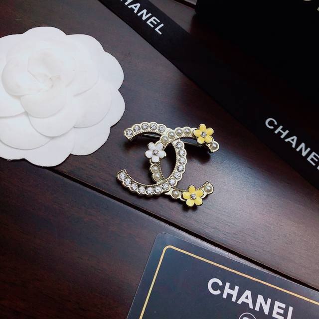 小香 Chanel 火爆 胸针 最高代购级别 最具味道的胸针brooch 实物赞爆了 随便你想别哪里 别外套，西装，鞋子，领口，帽子 你能想象得到 它都能给你独