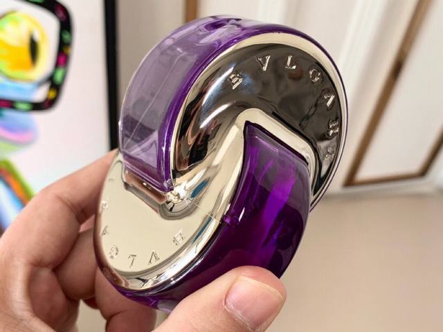 专柜品质 Bvlgari Omnia Améthyste宝格丽紫晶女士淡香水 65Ml 创作主题源自意大利文艺复兴时期绘画中最常见的鸢尾花，塑造出柔和且多变的木