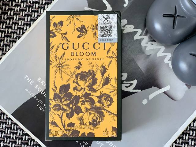 原单品质 全新香水gucci Bloom Profumo Di Fiori的漆瓶与gucci Bloom系列先前版本的外形设计相同，瓶身为亮黄色，灵感来自瓶内成