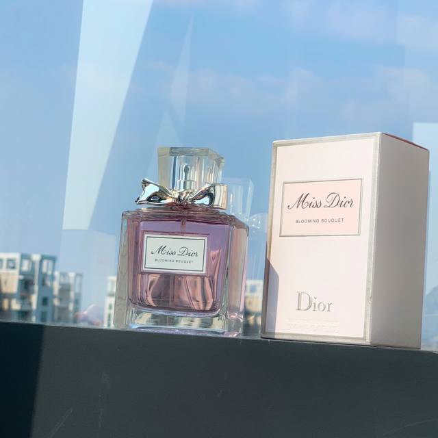 原单品质 Dior.迪奥 花漾甜心淡香水100Ml 前调：西西里柑橘、橙花中调：牡丹、玫瑰尾调：广藿香、白麝香 花漾甜心诞生于2008年 08年到17年改过很多