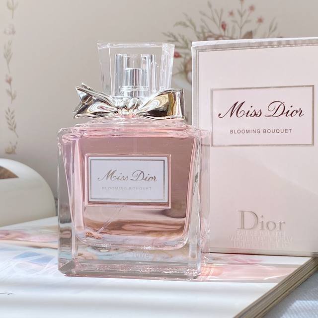 原单品质 Dior.迪奥 花漾甜心淡香水100Ml 前调：西西里柑橘、橙花中调：牡丹、玫瑰尾调：广藿香、白麝香 花漾甜心诞生于2008年 08年到17年改过很多