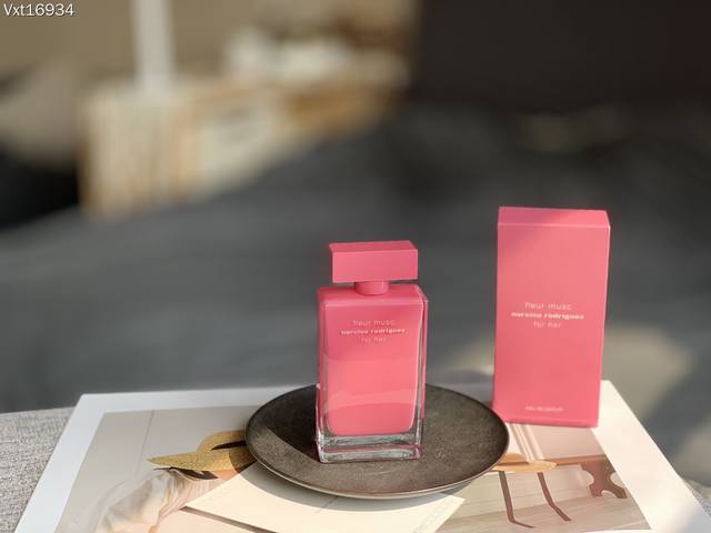 原单品质 Narciso Rodriguez For Her纳西素香水 斩男香 网红香水 1 1纳西素玫红瓶100Ml 首先外观不用多说，很多妹子肯定都是被它瓶