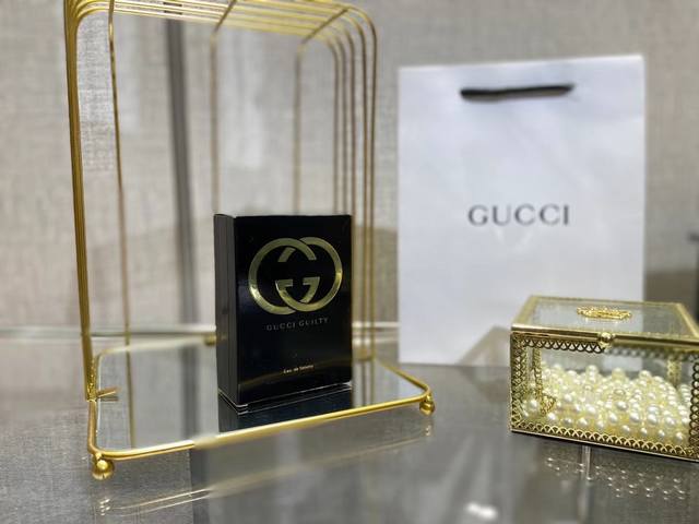 原单品质 Gucciguilty Eau 女士淡香水 Ml [害羞r]这款经典的“罪爱”，真心是我的“最爱”。[飞吻r] 瓶身是24K半透明黄金装饰而成，[哇r