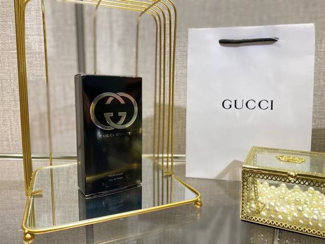 原单品质 Gucci罪爱男士香水 Gucci的这款男士香水，是我很久之前就过目不忘的一款香水 低调奢华的一个淡雅黑色外观 配上淡紫色的香水 整个给人的感觉就是沉