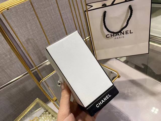 原单品质 香奈儿chanel珍藏版1 7香水75Ml 先是闻了小样，很喜欢后调，趁着专柜有货还没涨价，赶紧入了一个75Ml的。前调皂感莫名的有点熟悉，很香奈儿的