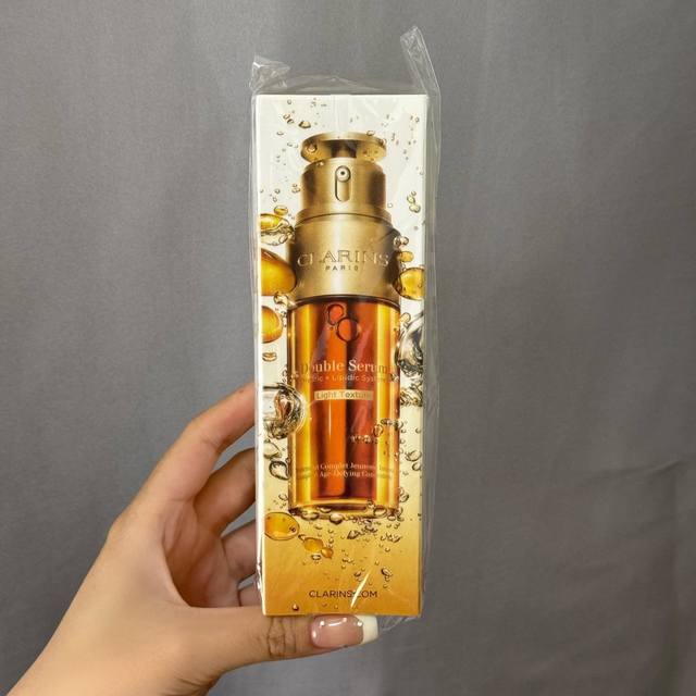 娇韵诗双萃精华清爽型50Ml 明通版实拍现货认准批号:0410509配中文标细节全对版，正品质量，明通市场认可版本对版对味，瓶身不花不漏水，娇韵诗新款双萃清爽型