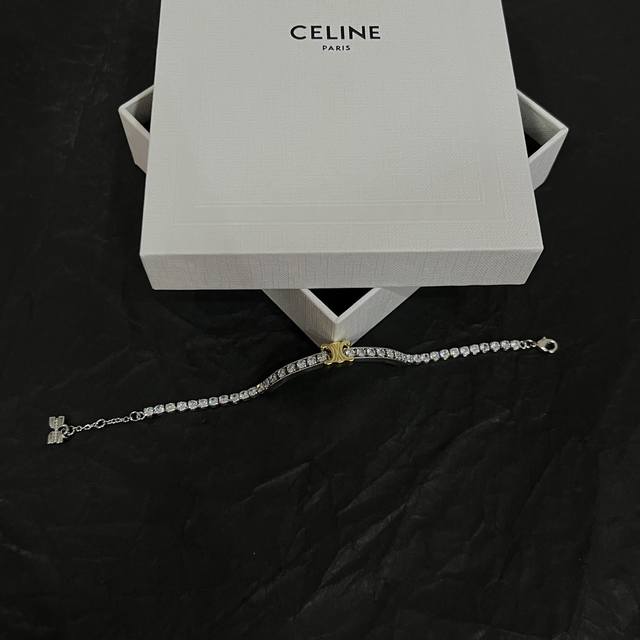 Celine 赛琳 手链 一直是简约时尚界的标杆大胆的设计 百看不厌搭配起来更fashion