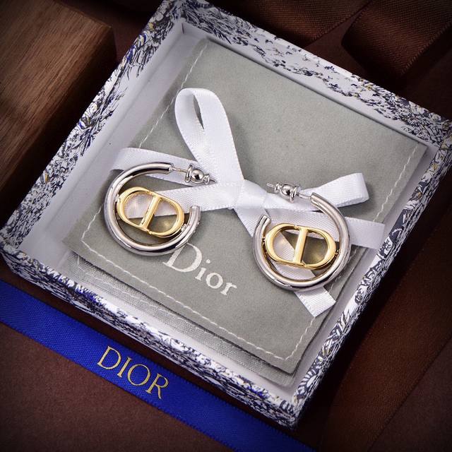 迪奥 新款一线大牌都爱的dior 迪奥 新品字母耳环 金属质感逆袭版字母潮范儿抢风头 完全胜任现代年轻人街拍、度假时尚搭成为夏日最炙手的时髦单品...