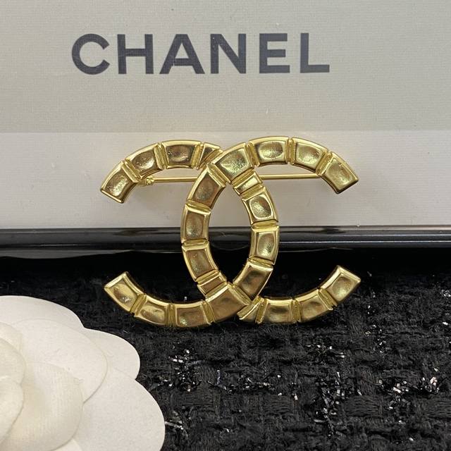 编码a448 0246845 Chanel香奈儿胸针热销款热上新 中古双c Logo胸针 同一款样式，通过不同材质的运用，不同色彩的搭配以及不同元素的组合，绽放